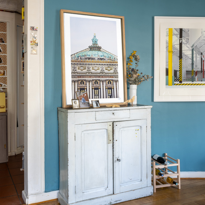 Ballet Regard surplombant la façade du Palais Garnier, Opéra de Paris, France, 2014