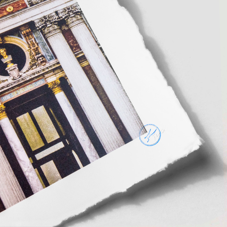 Ballet Regard surplombant la façade du Palais Garnier, Opéra de Paris, France, 2014