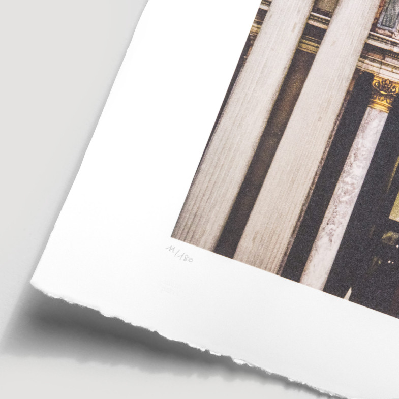 Ballet Regard surplombant la façade du Palais Garnier, Opéra de Paris, France, 2014