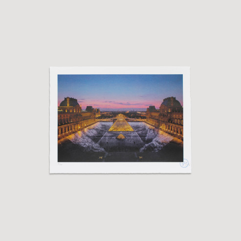 JR au Louvre 29 Mars 2019, 19h45 © Pyramide, architecte I. M. Pei, musée du Louvre, Paris, France, 2019 JR au Louvre 29 Mars 2019, 19h45 © Pyramide, architecte I. M. Pei, musée du Louvre, Paris, France, 2019