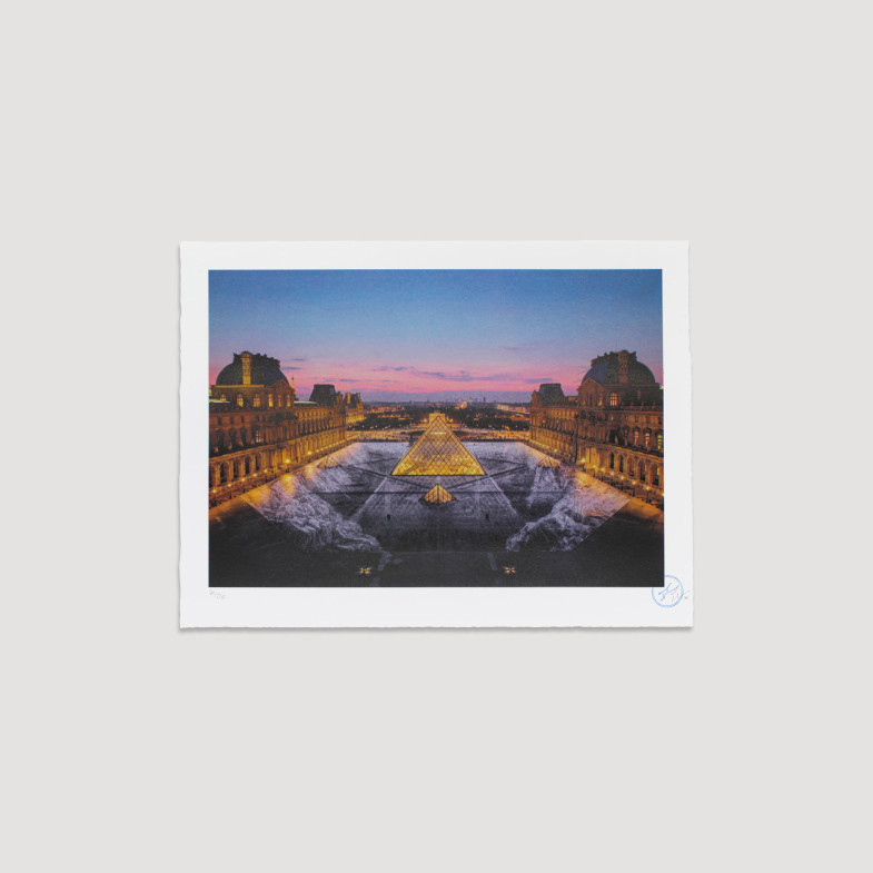 JR au Louvre 29 Mars 2019, 19h45 © Pyramide, architecte I. M. Pei, musée du Louvre, Paris, France, 2019 JR au Louvre 29 Mars 2019, 19h45 © Pyramide, architecte I. M. Pei, musée du Louvre, Paris, France, 2019