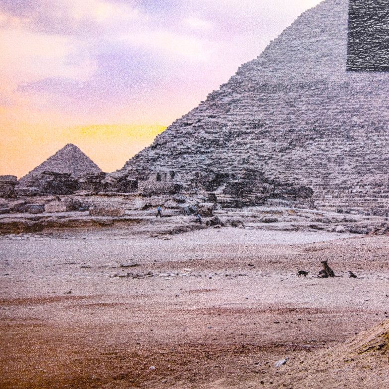 Trompe l'oeil Greetings from Giza, 22 octobre 2021, 16h44, Giza, Egypte, 2021 Trompe l'oeil Greetings from Giza, 22 octobre 2021, 16h44, Giza, Egypte, 2021