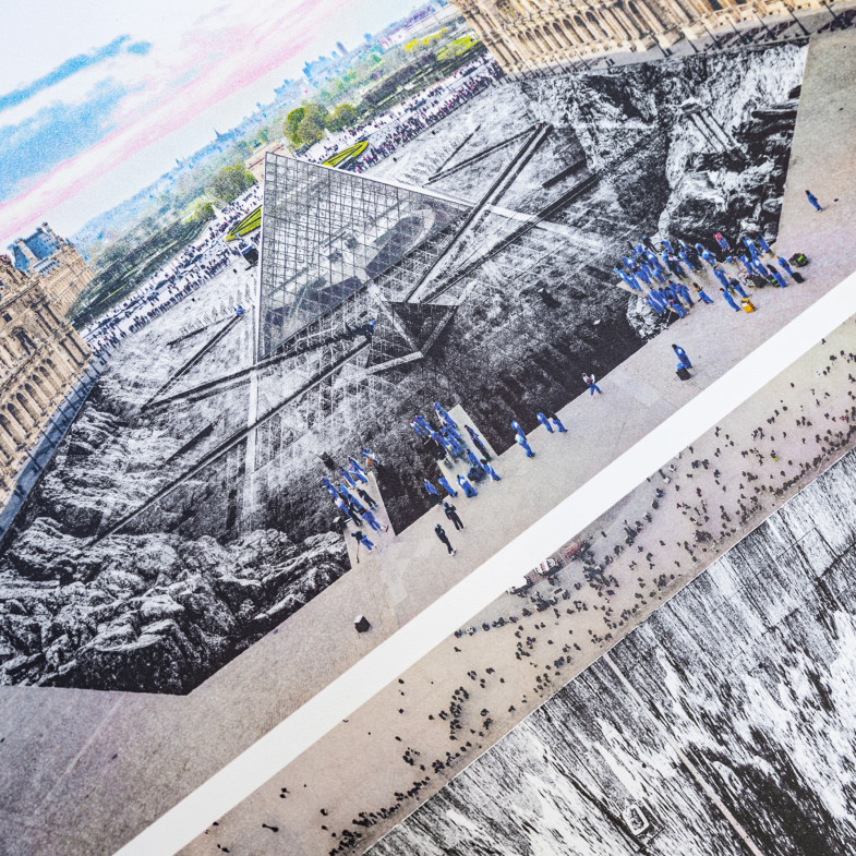 JR au Louvre et le Secret de la Grande Pyramide, Diptyque ©