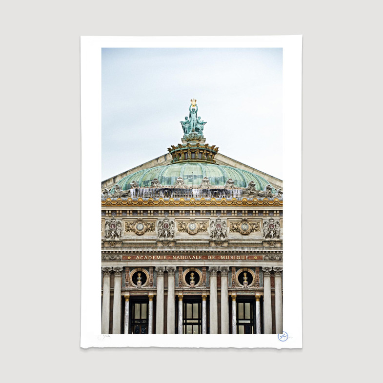 Ballet Regard surplombant la façade du Palais Garnier, Opéra de Paris, France, 2014