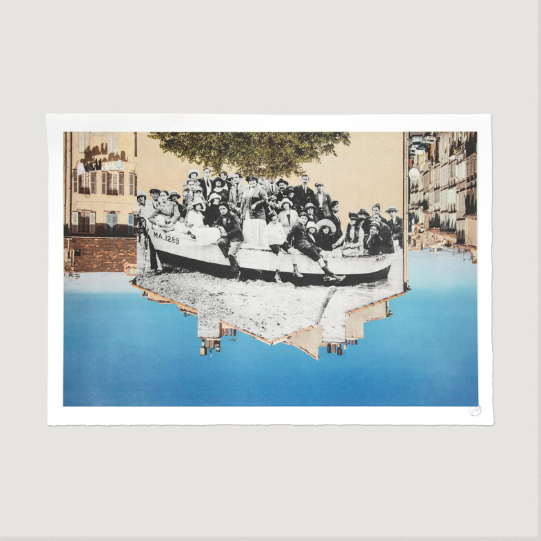 Unframed un groupe posant dans une barque amarrée sur la plage revu par JR, Marseille vers 1930, Marseille, France, 2013