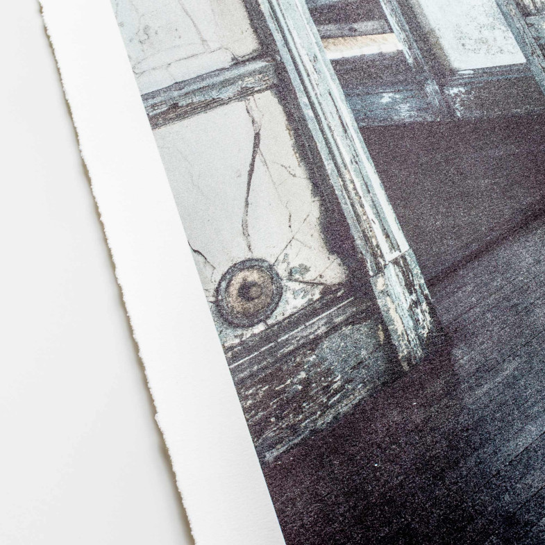 Unframed An immigrant family views the Statue of Liberty from Ellis Island - revu par JR, 2015 Unframed An immigrant family views the Statue of Liberty from Ellis Island - revu par JR, 2015